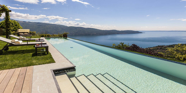 Piscina panoramica con sfioro a Cascata e gradini.