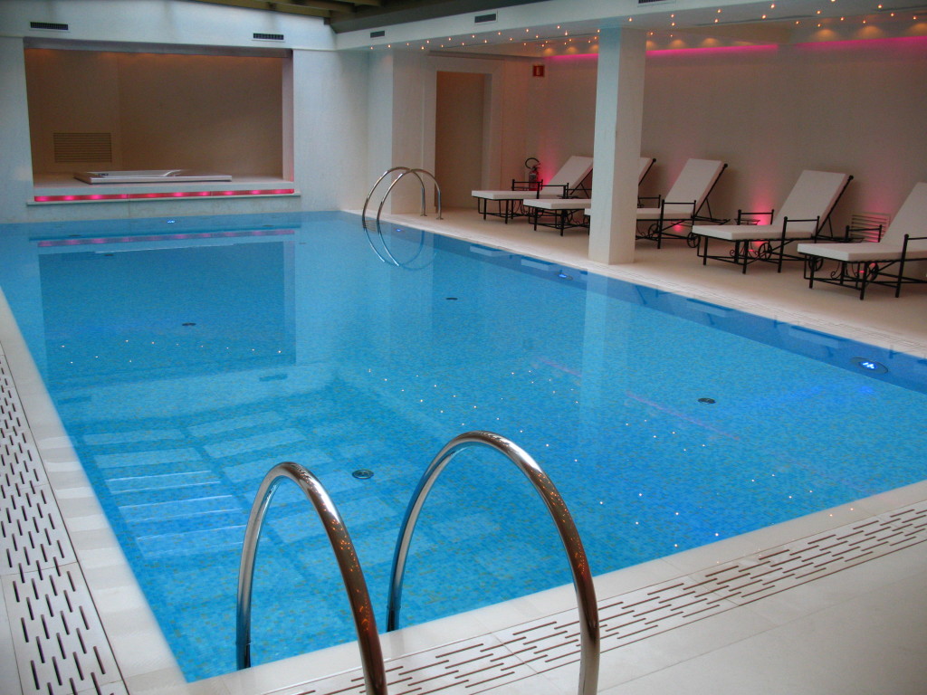 Piscina interrata in cemento armato interna con mosaico
