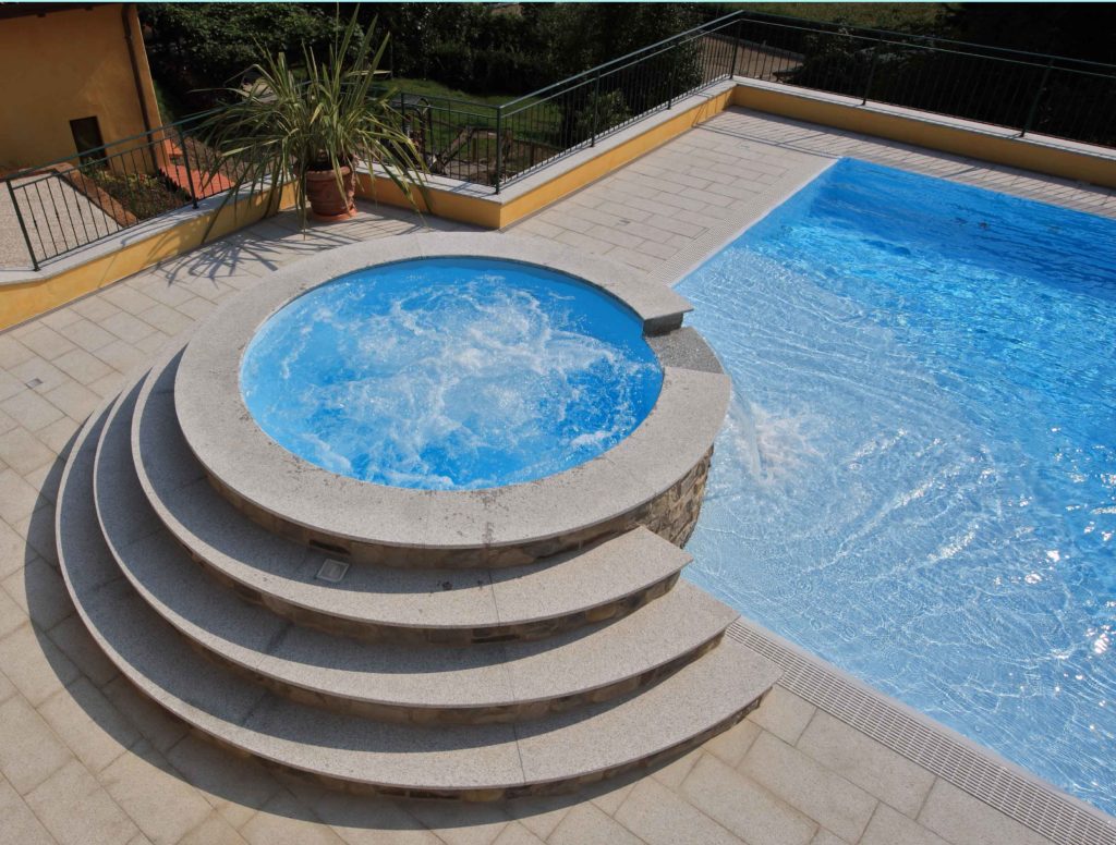 Doppia piscina interrata con tecnologia Myrtha.