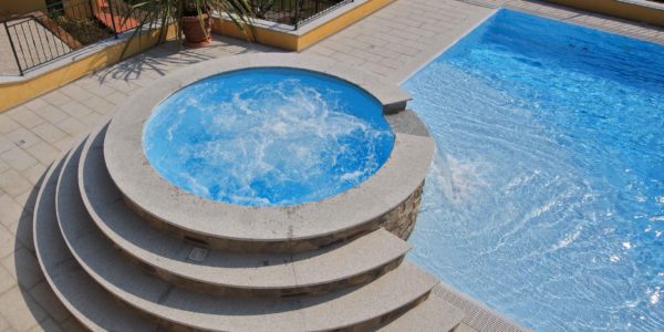 Doppia piscina interrata con tecnologia Myrtha.