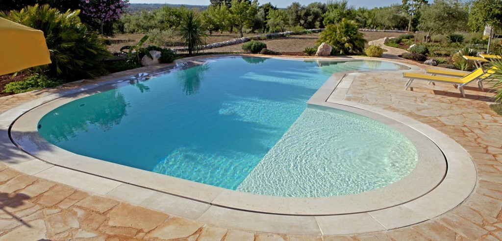 Piscina a Sfioro Trilogy a Fessura a forma libera.