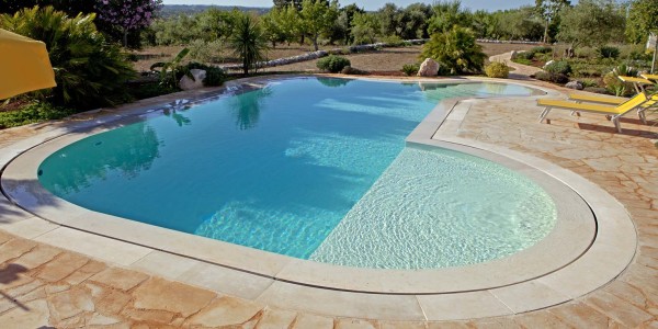 Piscina a Sfioro Trilogy a Fessura a forma libera.