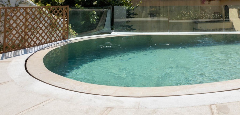 Piscina a Sfioro Trilogy a Fessura a forma libera.