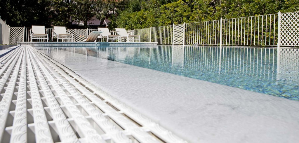 Piscina a Sfioro Trilogy a Griglia rettangolare.