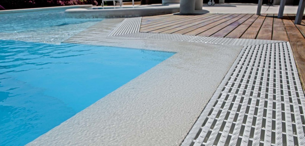 Piscina a Sfioro Trilogy a Griglia a forma libera.