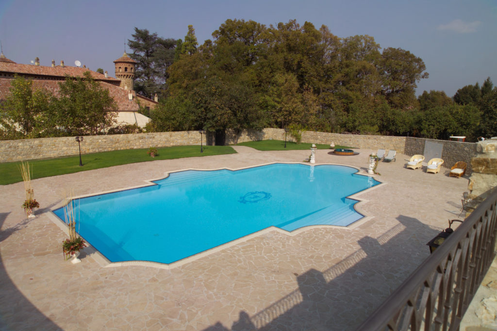 Piscina con tecnologia Myrtha del Castello di Rezzanello.