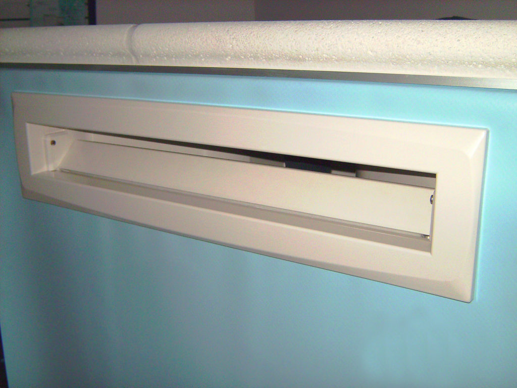 Skimmer sfioratore in PVC montato per piscine interrate.